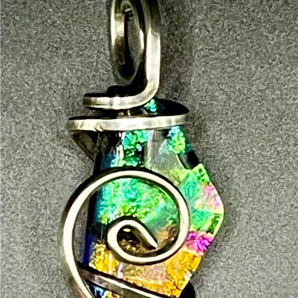 Sterling silver dichroic glass pendant - Picture 4 of 5